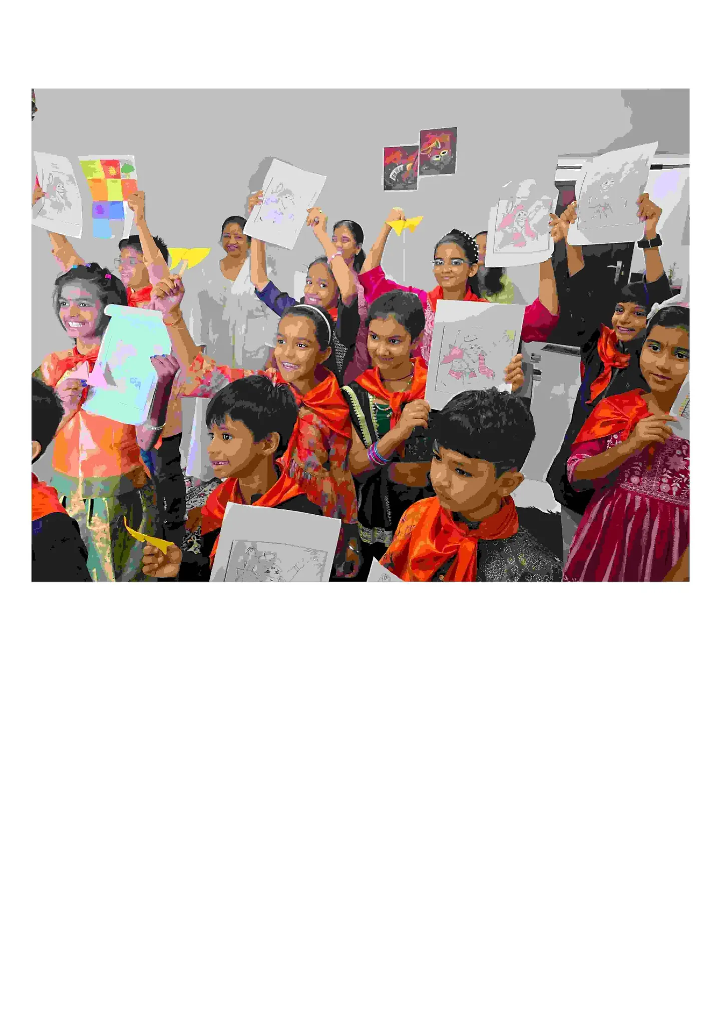 बाल संस्कार वर्ग के बच्चे अपनी बनाई चित्रकला उत्साह से ऊपर उठाकर दिखाते हुए।