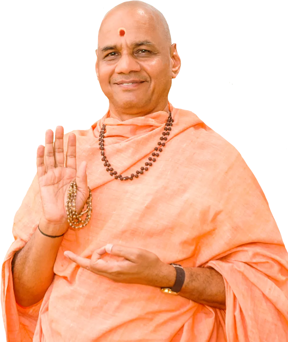 भगवा वस्त्रधारी परम पूज्य स्वामीजी आशीर्वाद मुद्रा में हाथ उठाए मुस्कराते हुए।