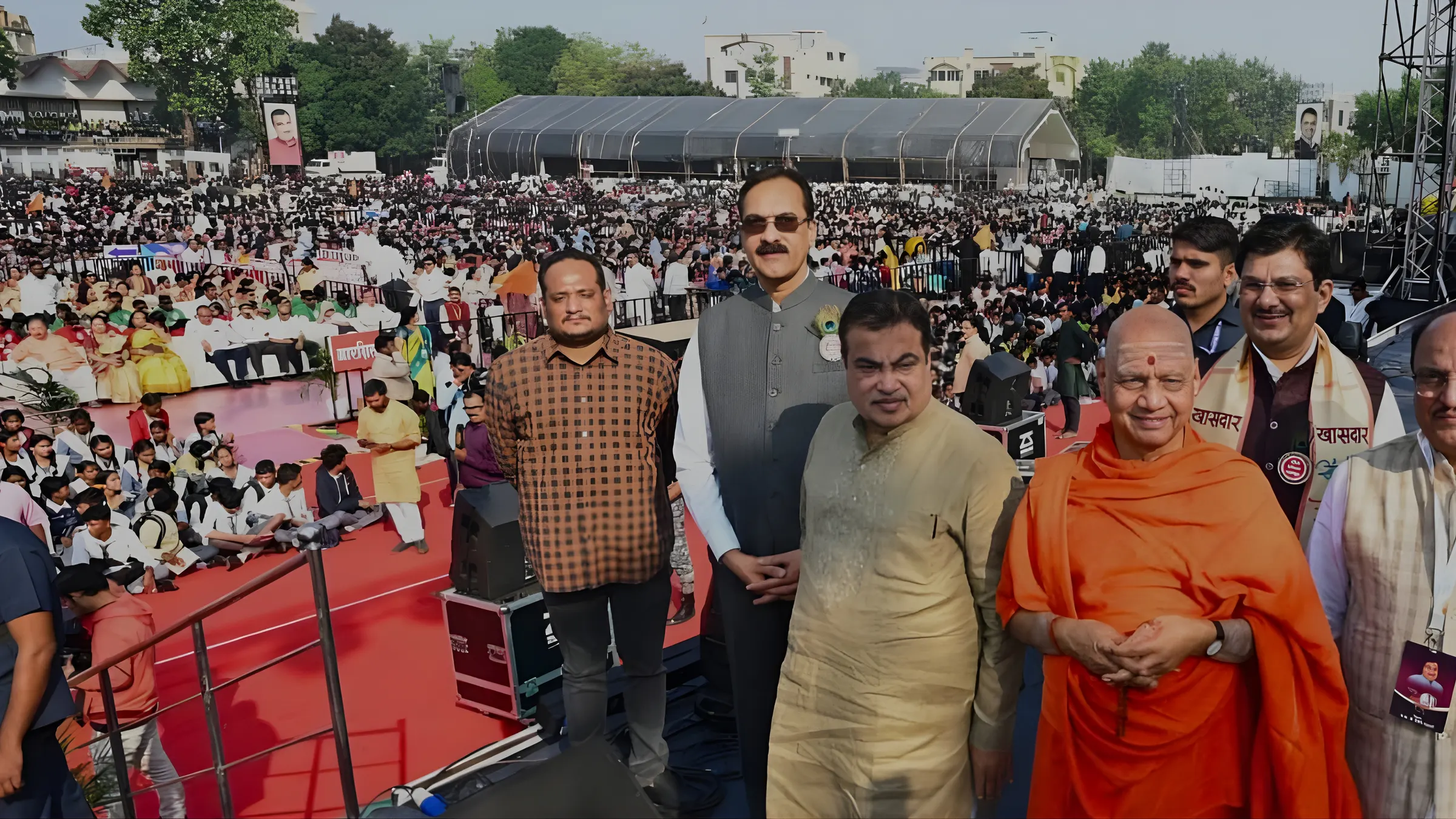 नागपुर में सामूहिक गीता पाठ के मंच पर अतिथिगण, पीछे विशाल जनसमूह में बैठे हजारों बालक।