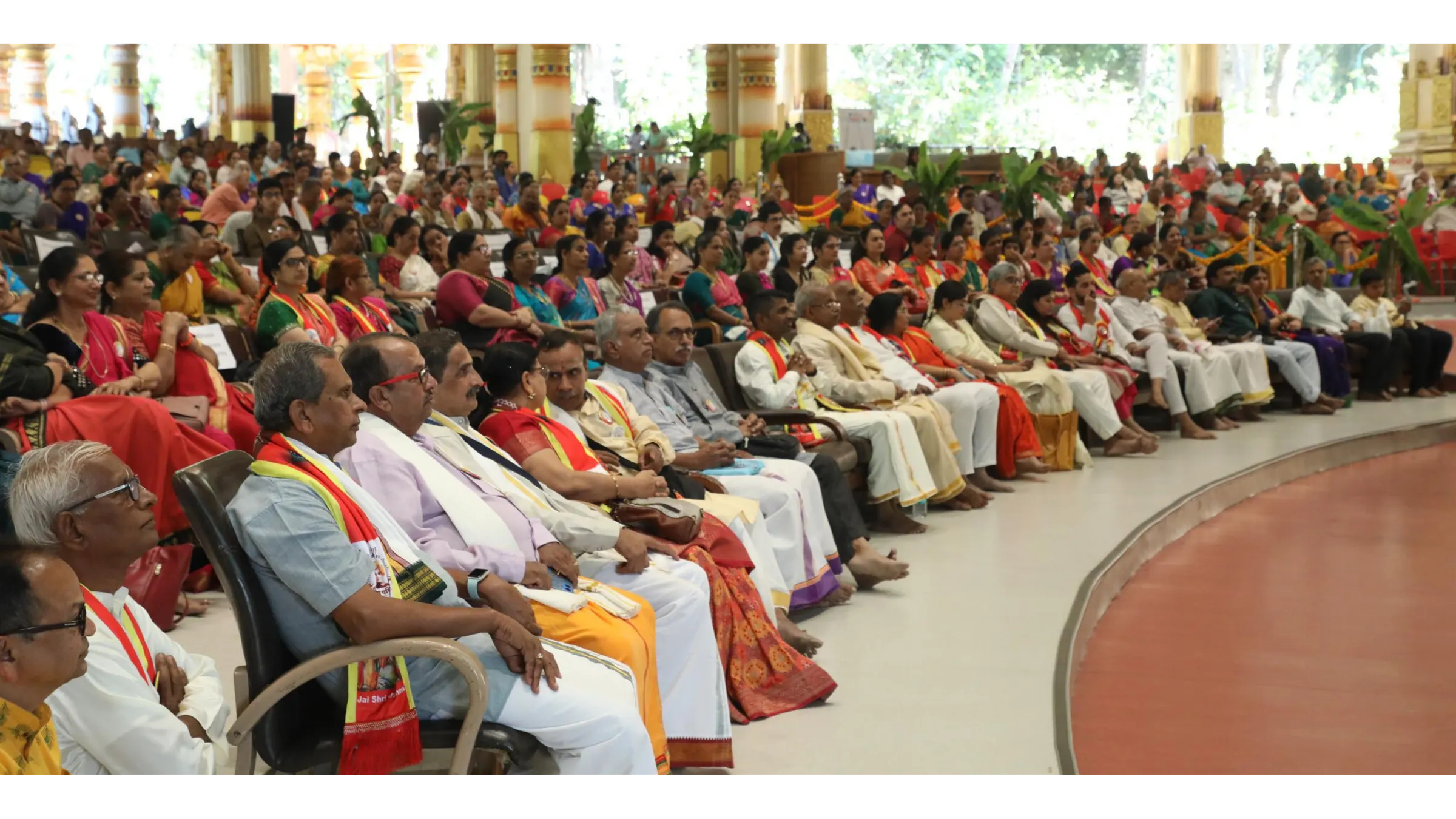 मैसूर के विशाल सभागृह में उपस्थित श्रोतागण कार्यक्रम को ध्यानपूर्वक सुनते हुए।